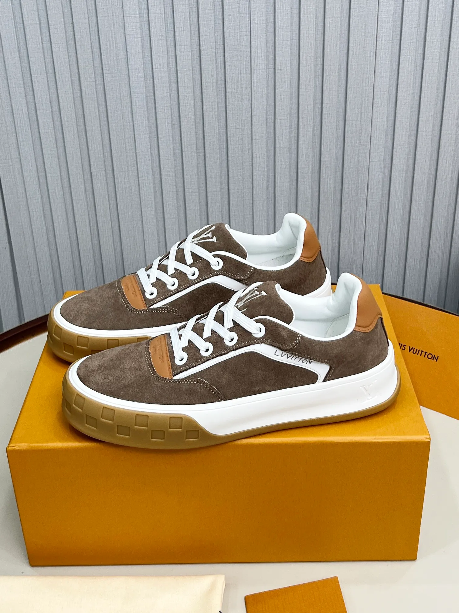 p620💰Men's shoes ❤️❤️❤️Top version LV-Louis Vuitton-Classic catwalk new style Air glue process·Original 1:1 development and reproduction! ! The upper foot is very comfortable. It is made of luxurious materials and fine workmanship. The midsole is printed with English letters "Made in Europe". The upper is made of calfskin imported from Italy. The side is decorated with the brand's LOGO and signature. The latest latex foot pads and mesh lining make the foot feel super comfortable. The original two-color TPU combination outsole is specially provided by the original factory. Bag technology Goodyear stitched edges Fabric: Exclusive custom first-layer cowhide Accessories: Exclusive private model Vuitton logo, lining: Customized silk mesh lining - first-layer silk cowhide lining Outsole: TPU combination outsole wear-resistant, non-slip and anti-yellowing Foot pads: new latex pads-mesh sweat-absorbent Counter technology: fully computerized sewing machine wire drawing Toe box back cover Hot and cold shaping Full set of pull-top last with medium and low logo pattern Code number 39-45